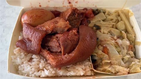 台中人氣滷肉飯加料？　便當驚見灰黑長條物拖把棉條引發熱議