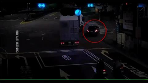 內輪差死角釀禍！聯結車「違規轉彎」撞65快速道路轎車　駕駛險遭夾扁