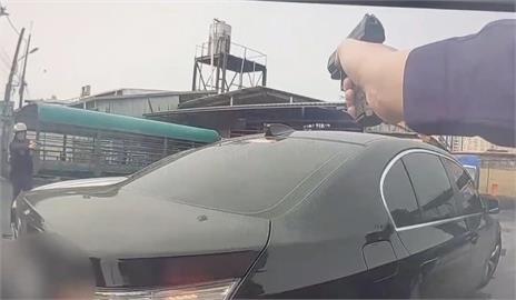 快新聞／吸毒通緝犯撞警機車想逃　警對空鳴3槍逮人送辦