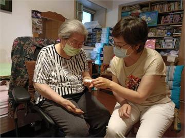 網友淚崩！96歲奶奶血氧剩70堅決不打疫苗「我這一劑要留給年輕人」