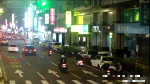 太危險!毒品前科男大馬路上橫衝直撞 警拿警棍對峙