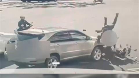 信義分局警鳴笛騎車遭撞飛 多處擦挫傷.無生命危險