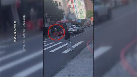 危險！翁攔公車未果竟「肉身擋車」　上前理論阻礙交通