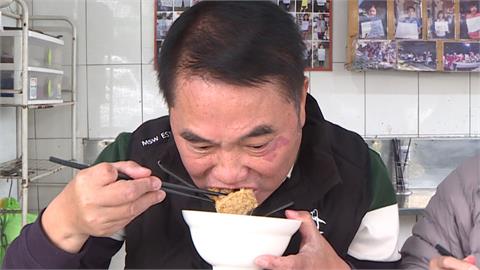 一試成主顧！鍾東錦變身「美食控」　開箱愛心臭豆腐