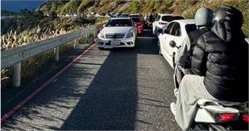 賓士橫停癱瘓合歡山！　警揭沒開單真相：能罰早罰了