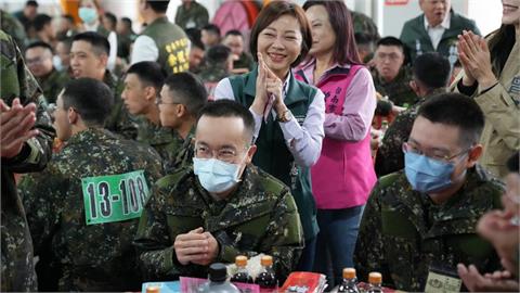 她送炸雞慰勞國軍竟被酸 「在開心什麼」?實況主「1當兵故事」掀網憶當年