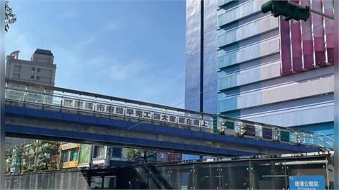 快新聞／公館圓環天橋驚見「感謝蔣市府」布條　網酸：你沒塞只是在等紅燈
