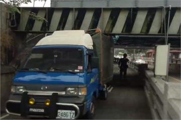 貨車駕駛路況不熟？貨斗過高卡地下道