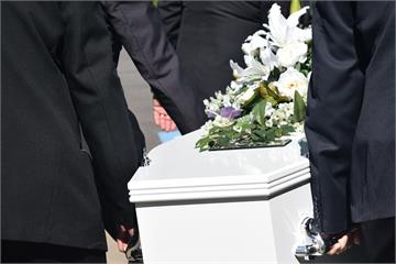 88歲婦險遭活埋！被宣告死亡後躺棺材突睜眼　尪傻眼了