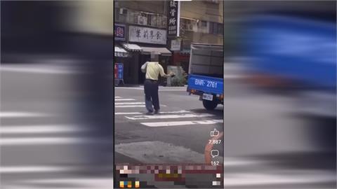 傻眼！阿伯斑馬線上熱舞　網友戲稱：地獄來的行人