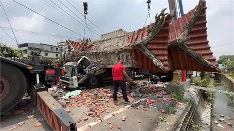 貨櫃車撞斷寺廟牌樓！　「十幾噸重」水泥壓毀車頭