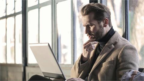 不只「笑死」被嫌過時！他講「這3字」秒遭年輕同事嗆老人：明明就很潮