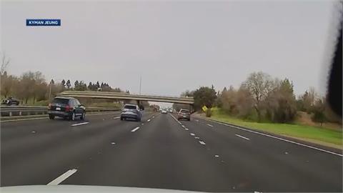 加州小客車從高架橋上墜落　生死一瞬間！險撞擊後方行經車