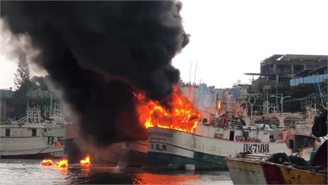 雷擊？東港5艘漁船陷入火海　初估損失超過3千萬元