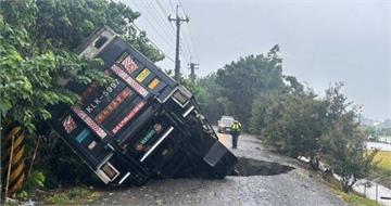 暴雨狂襲彰化二林驚現5米深天坑　大貨車瞬間翻覆駕駛險象環生