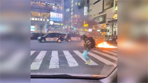 快新聞／東京澀谷十字路口遭縱火！口罩男持「裝油寶特瓶」狂灑點燃　路人全嚇壞