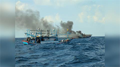 快新聞／彭佳嶼外海驚傳火燒船！5船員死裡逃生　漁船沉沒畫面曝