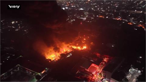 印尼首都畫框工廠大火 延燒住宅 民眾緊急撤離