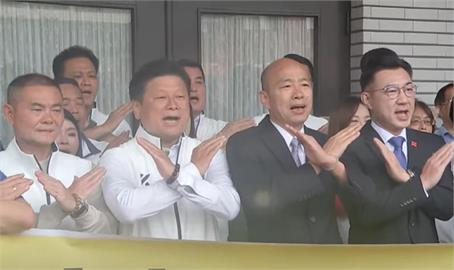 國民黨衝凱道「主舞台整片白底黑字」！網見「莊嚴畫面」驚呼：意圖使人鞠躬