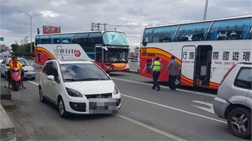 快訊／屏東遊覽車追撞轎車 2男3女受傷送醫