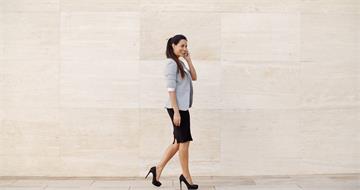 誰說鉛筆裙只能老氣？這4個穿搭公式讓妳穿出精英感