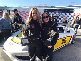 美女網紅賽車手布魯爾 外型勝過賽車女郎