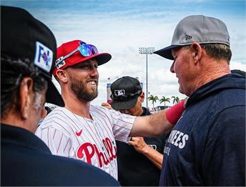MLB(影)／7屆賽揚傳奇巨投「火箭人」　洋基春訓熱身賽難得和兒子在場上團聚
