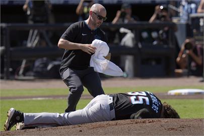 MLB(影)/大聯盟最離奇「爆頭」 練投暖身後捕手傳向二壘球竟直接命中投手