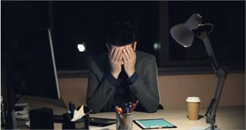 升遷壓力更大？他工作20年堅守基層　50歲退休收「1通知」超焦慮
