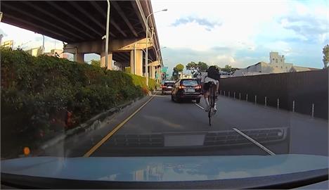 台中男學生騎YouBike翹孤輪慘摔　單車業者：兩邊點放煞車較安全