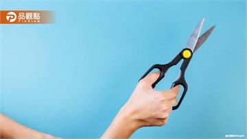 恐怖姑姑！持菜刀、剪刀狂逼姪女「牙齒頭髮你選一個」