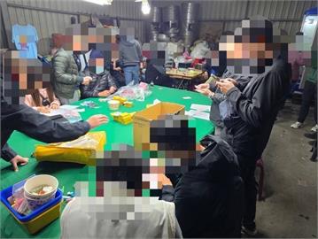 天九牌賭場隱身魚塭工寮 警方凌晨破門攻堅賭客傻眼