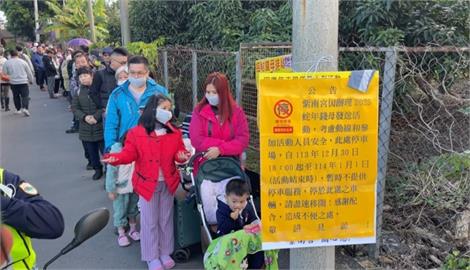 南投紫南宮提前一天開放排隊！　千人不畏冷過夜排隊領錢母