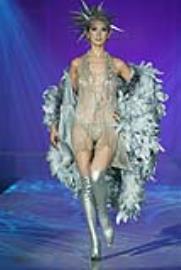 「極度女人」設計師黃淑琦經典靜態展 　林志玲迷霧世界主秀服亮相