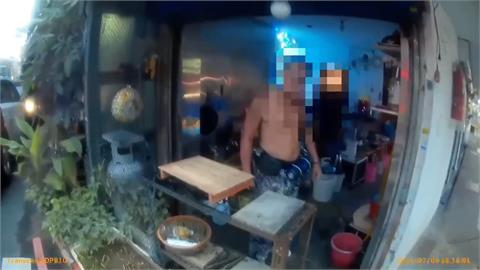 離奇！阿伯請店家吃烤肉遭拒　下一秒竟朝馬路丟肉洩憤