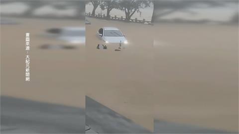 海南五指山市雨量破紀錄　民眾騎車「水深及脖」遭沖走