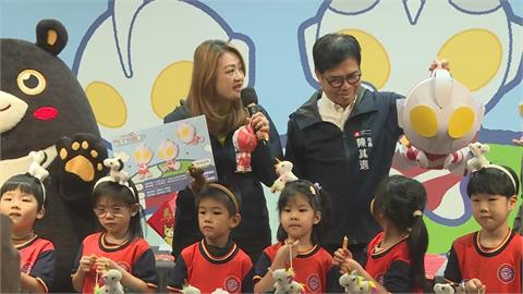 陳三歲上線！陳其邁拆布置搶玩特大號超人提燈　猛虧賴瑞隆有福氣