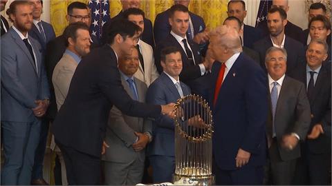 MLB冠軍隊訪白宮！　川普握手大谷驚嘆：像電影明星