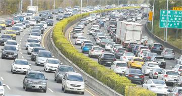光復節連假首日國道壅塞11熱區 國5南下超塞「估堵車11小時」
