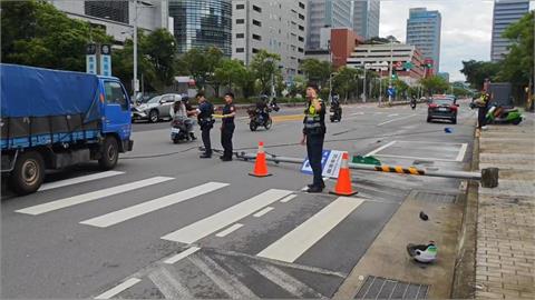 快新聞／南港車站前人行號誌清晨遭機車撞上傾倒！騎士無生命跡象緊急送醫