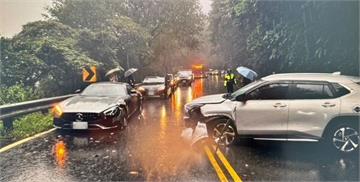 粗心女駕休旅車違規跨越分向限制線　撞上賓士AMG-GT跑車慘賠156萬