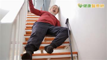 長輩跌倒後看似無異狀？醫揭「慢性硬腦膜下血腫」症狀　恐數週後才出現