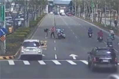 快新聞／這麼生氣？新北板橋行車糾紛　2機車騎士路中央大打出手