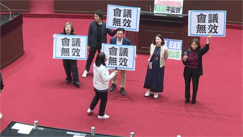 藍白又硬闖　反廢死反戒嚴公投逕付二讀　柯建銘拐杖敲桌怒轟會議無效