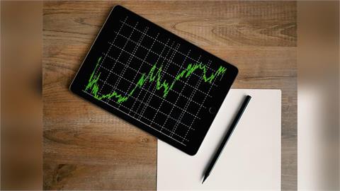 台股重挫逾千點　受美伊戰爭持影響、一度跌至33288點