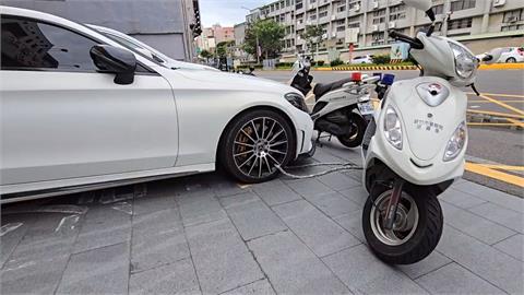 警察也怕被偷車？　自小客車和警車「捆一起」掀討論