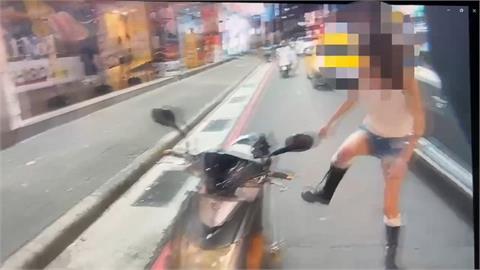 逆向沒戴安全帽! 女不滿被攔查"踹車" 身上起獲喪屍煙彈