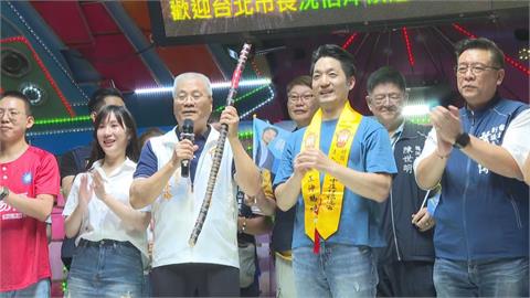 台北市長蔣萬安（右二）遭綠委王定宇爆料，將宮廟董座贈送的甘蔗當場棄置。（圖／民視新聞資料照）