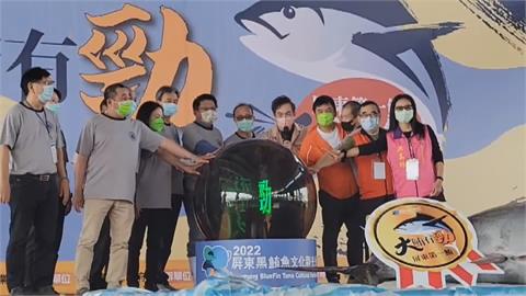 屏東第一鮪再飆天價　得標價1公斤1萬100元
