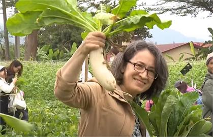 快新聞／推廣農產品第一次拔蘿蔔　蕭美琴好嗨：有美嗎？我要再多拔幾顆！